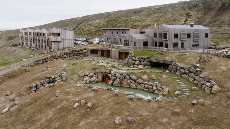 A day in Kerlingarfjöll: Highlands and hot springs - Boots and poles matter at Hveradalir