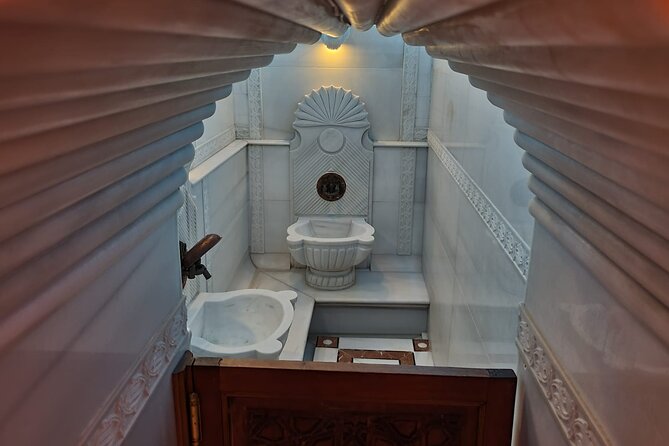 Acemoglu Historical Turkish Bath with Private Options - The clay mask begins the treatment
