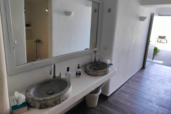 Akrotiri: Couples Massage & Pool Day Access - A quiet break in Akrotiri