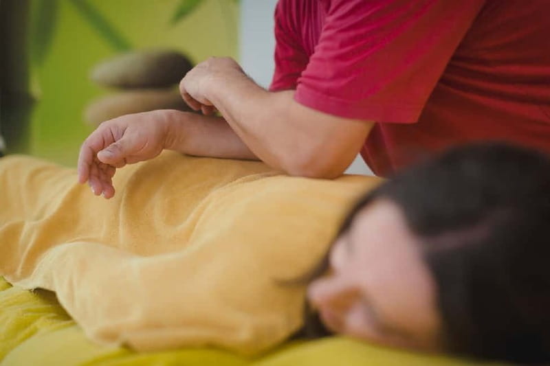 Akrotiri: Spa Massage Break Pool Day Access for 3-4 Friends - Choosing between a 30-minute and 60-minute massage