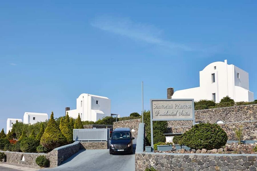 Akrotiri: Spa Massage Break Pool Day Access for 3-4 Friends - How the price works in practical terms