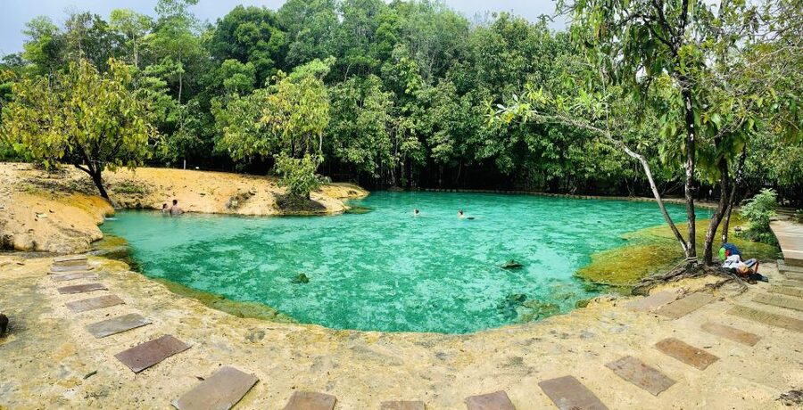 Ao Nang: Hot Spring, Emerald Pool & Tiger Cave Temple Tour - What the guides add to the experience