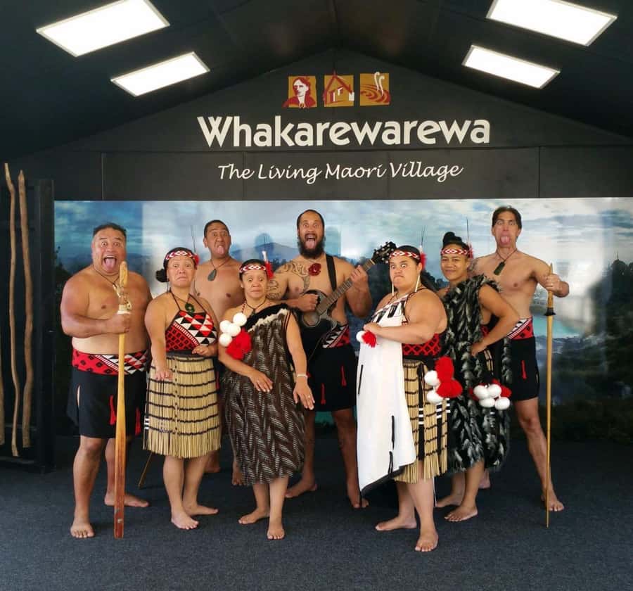 Auckland: Wai-O-Tapu, Maori Haka & Hot Springs Rotorua Tour - Blue and Green Lakes add scenic variety