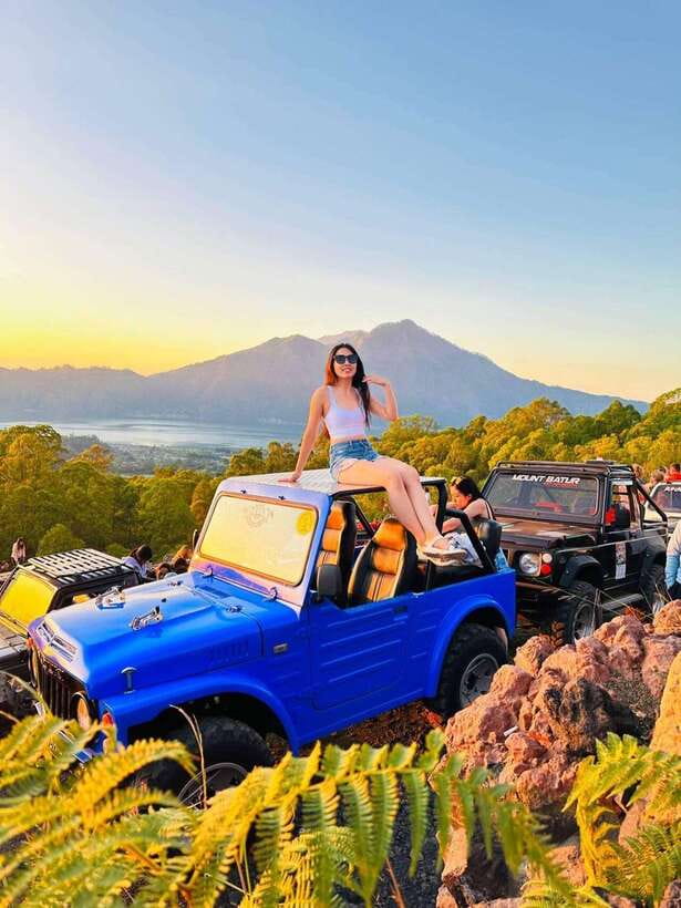 Bali: Mount Batur Sunrise Jeep Tour with Hot Springs - Coffee, tea, and a green valley view