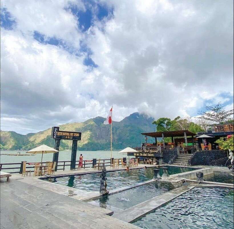 Bali: Mount Batur Sunrise Jeep Tour with Hot Springs - Guides, photos, and the human side of the trip