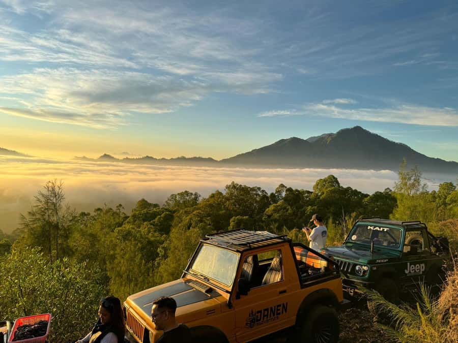 Bali : Private Sunrise Jeep Tour and Hot Spring All Include - Waiting for sunrise with breakfast and a hot drink