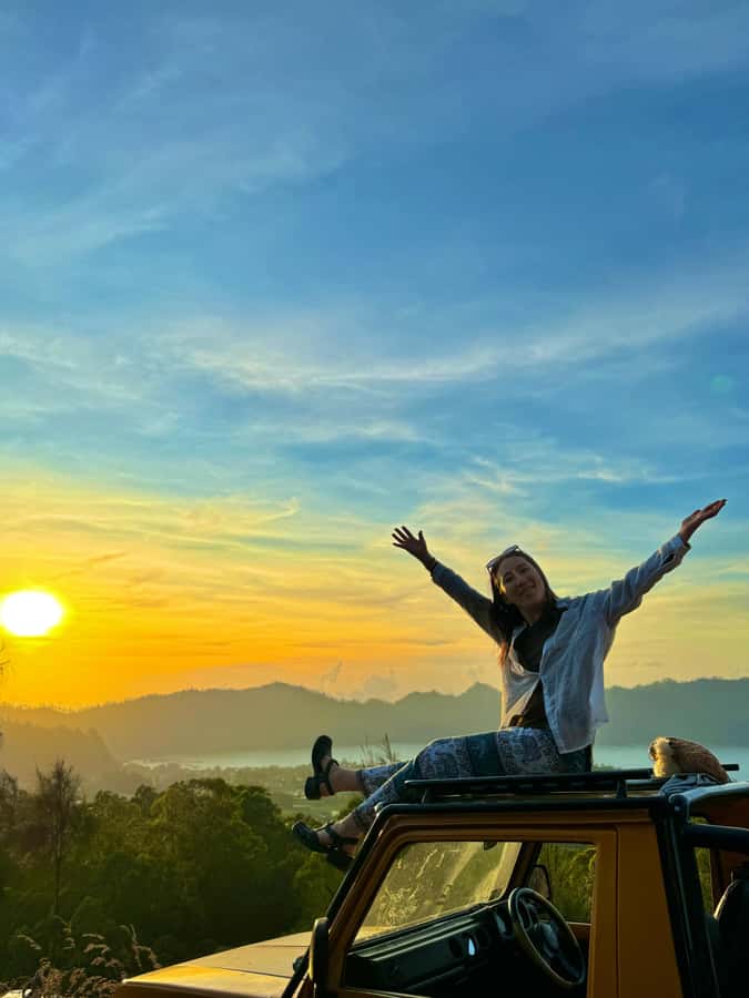 Bali : Private Sunrise Jeep Tour and Hot Spring All Include - A hot spring beside the lake