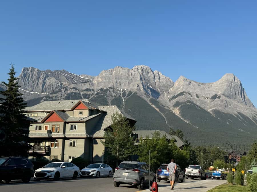 Banff: Gondola, Hot Springs, Bow falls & Three lakes tour - The guides make a real difference