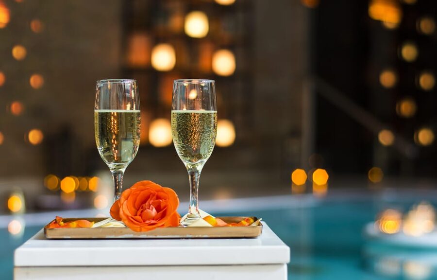 Budapest: Couple Holistic Swedish Massage with Jacuzzi Time - Drinks, fruit, and cocktails at extra cost