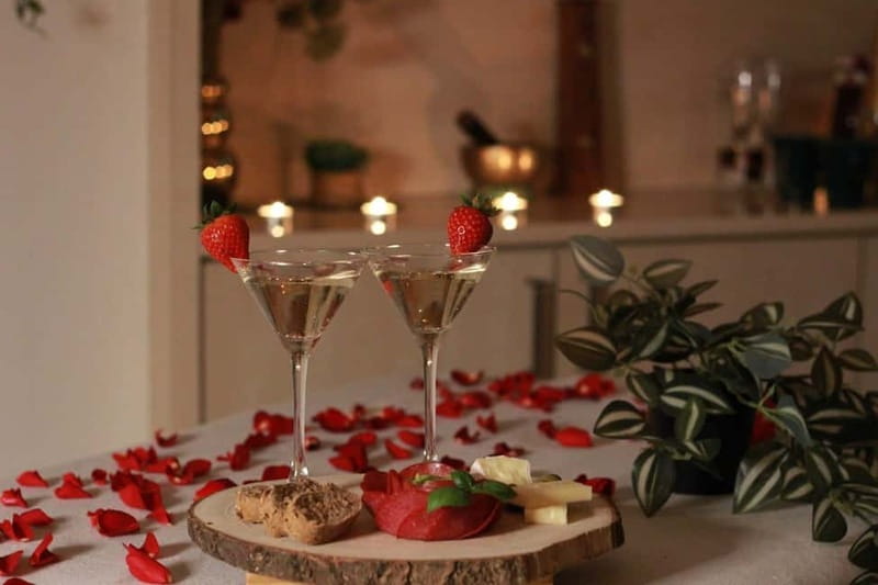 BUDAPEST, Day Spa : Couples Massage with Roses Bubble Bath - Beginning with Palo Santo and a 60-minute massage