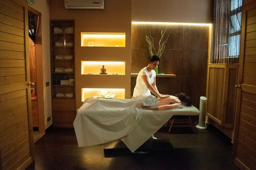 Budapest: Full-Day Gellért Spa Ticket - Lockers, private cabins, and what to pack
