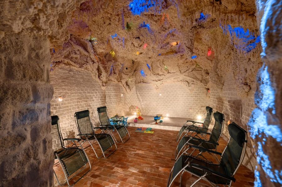 Budapest: Helia Day Spa entry ticket - Three Hot Water Pools for Muscle Recovery