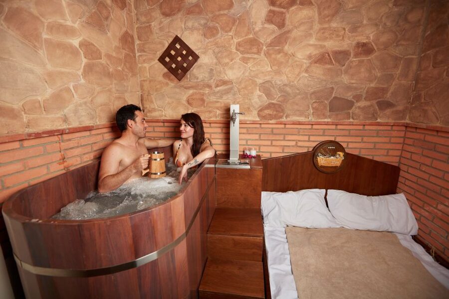 Cadiz: Beer Spa Entry Ticket with Beer and Local Snacks - Key points to know before you book