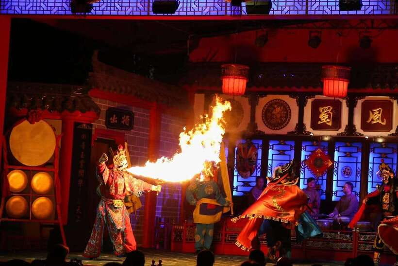 Chengdu: Sichuan Opera Show & Covered Bowl Tea & Massage - Sufeng Yayun and the old theater setting