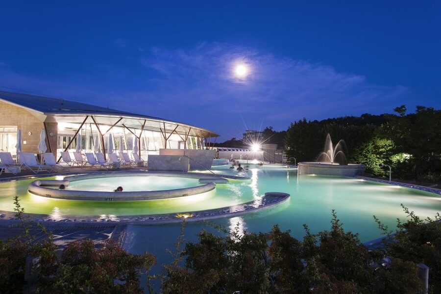 Chianciano Terme: Theia Thermal Pools Entrance Ticket - Moving between indoor and outdoor pools