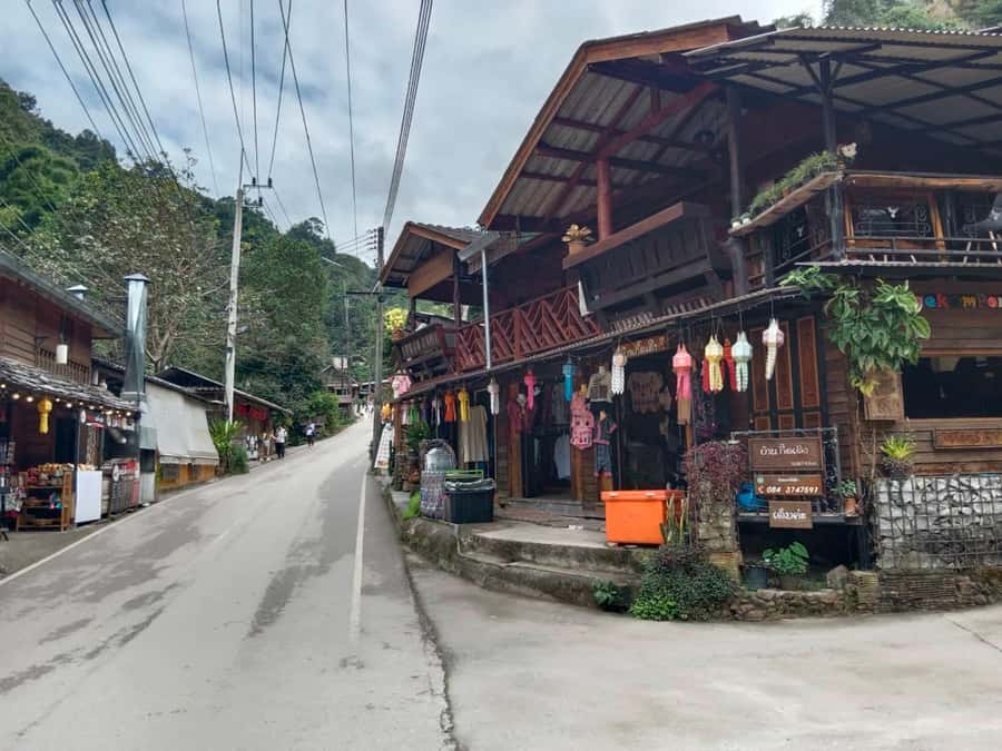 Chiang Mai: Mae Kampong Village, Hot Springs & Bor Sang Tour - San Kamphaeng Hot Springs: feet first or full swim