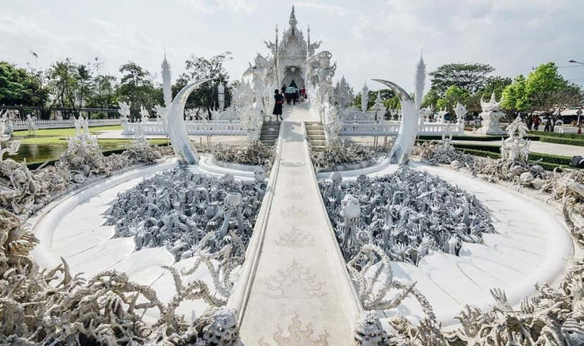Chiang Mai to Chiang Rai: 3 Temples & Hot Springs & Pickup - Lunch is convenient, but keep expectations modest