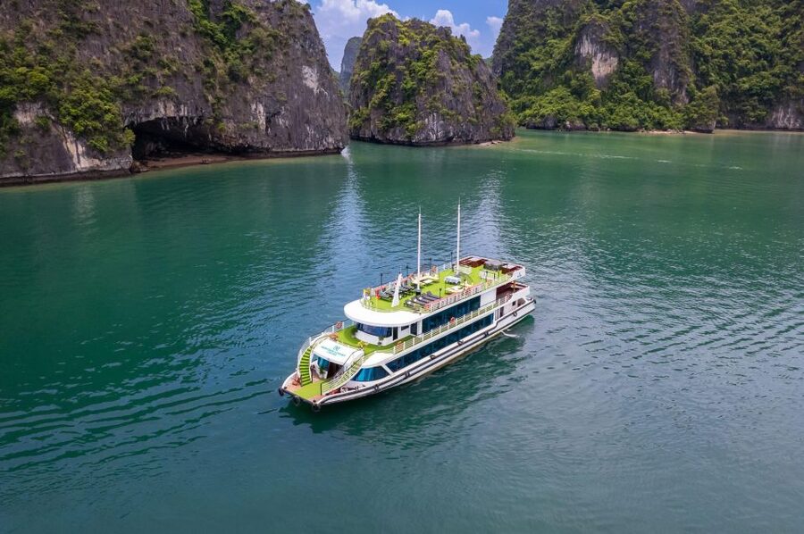 From Hanoi: 1-Day Halong 5-Star Cruise w/Jacuzzi & Limousine - Lunch with Halong Bay views