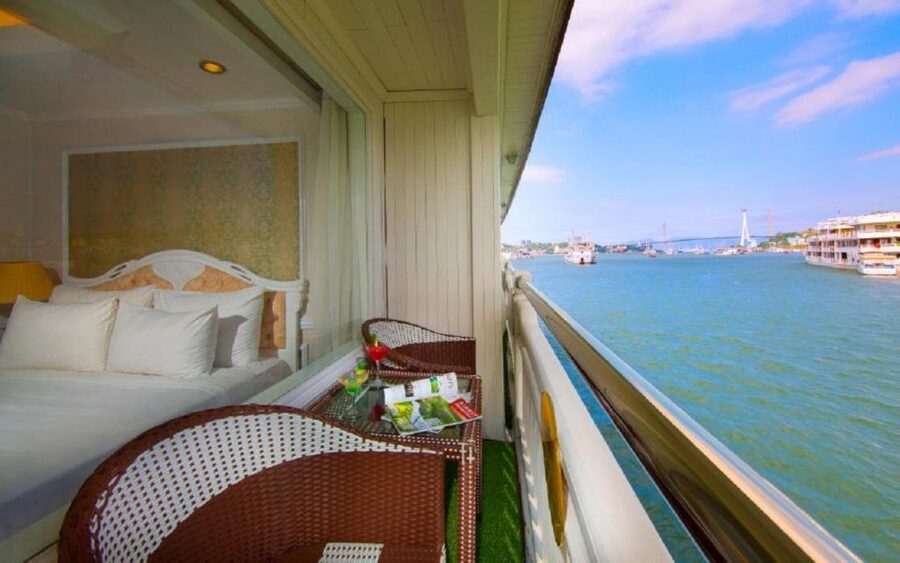 From Hanoi: 2-Day Bai Tu Long Bay Luxury Cruise with Jacuzzi - Guides, crew, and the feel of the service