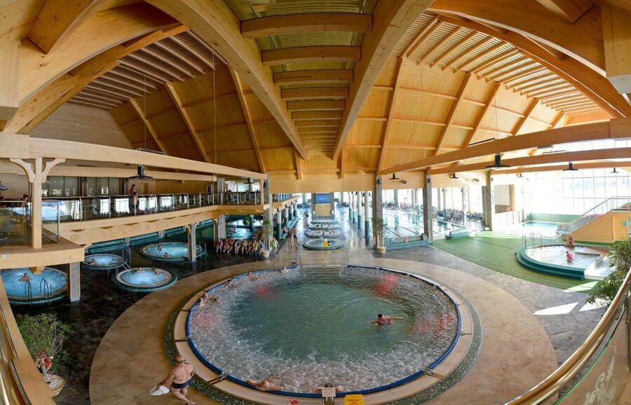 From Krakow: Slovakia Treetop Walk, Zakopane & Thermal Spa - How the transport and guiding affect the day