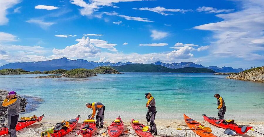 From Tromsø: Kayak trip with lunch and sauna at Sommarøy - Catching the 8:45 bus from Tromsø