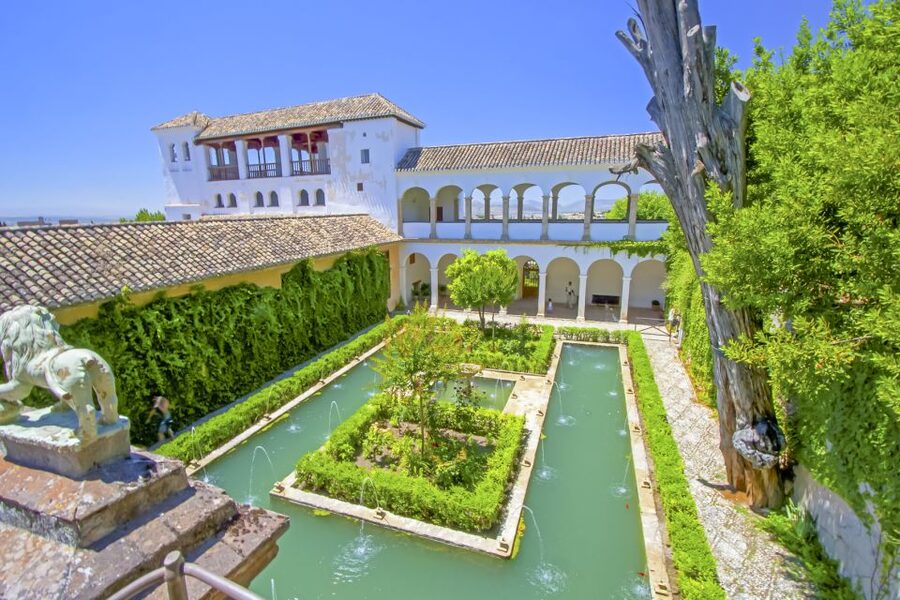 Granada: Alhambra Guided Tour and Arabian Bath and Massage - Entering the Alhambra complex