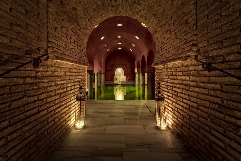 Granada: Alhambra Guided Tour and Arabian Bath and Massage - Starting the morning in Granada