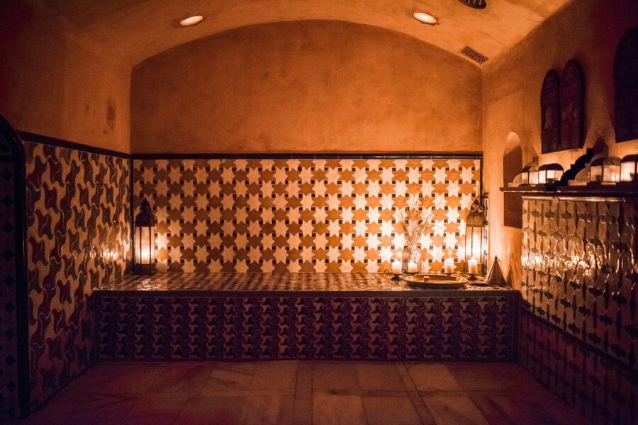 Granada: Hammam Al Ándalus with Massage - Clean facilities and useful extras