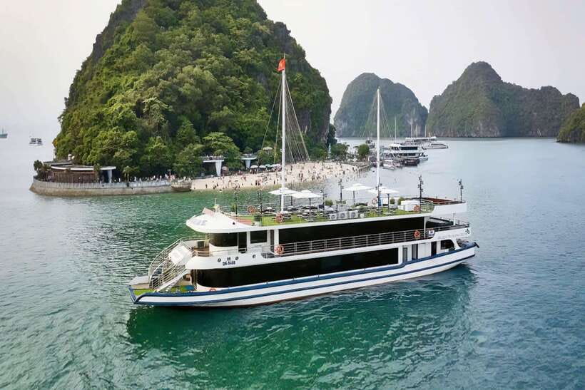 Hanoi: 5-Star Halong Bay Cruise with Lunch, Jacuzzi & Party - Lunch comes with limestone views