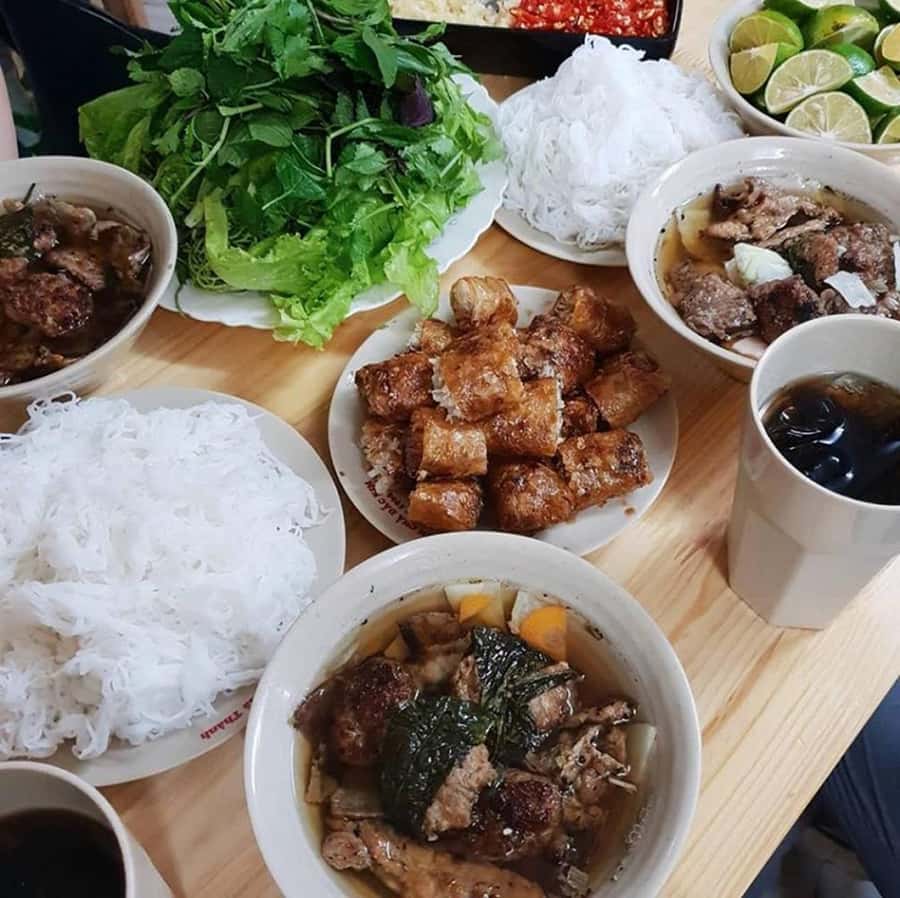 Hanoi: Michelin Guide Street Food Tour with Spa Experience - Who should book this Old Quarter food walk?