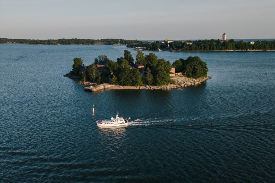 Helsinki: 3 hour Sauna Cruise in Helsinki archipelago - The first 30 minutes: leaving the city by water
