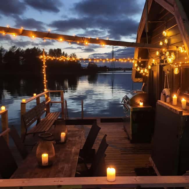 Helsinki: Rustic Traditional Floating Sauna Experience - A floating sauna near Helsinki’s city center