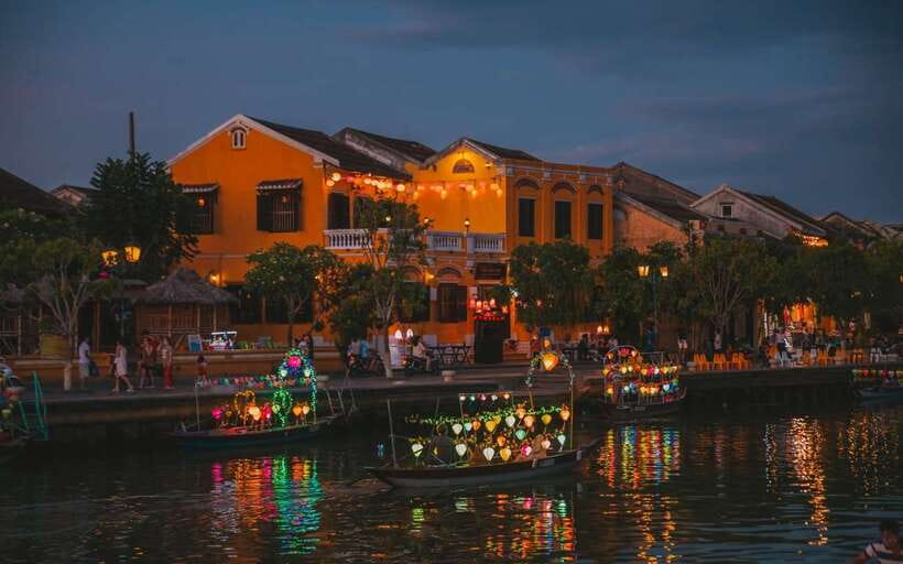 Hoi An: Food tour, Boat Trip and Foot Massage by night - The 4:00 PM start and your first local bite
