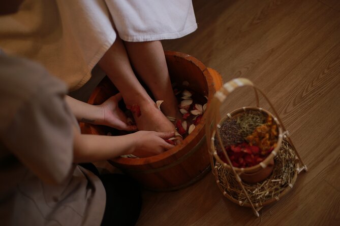 Hue Traditional Massage For Healing, 45 mins - Starting with Hue’s herbal foot soak