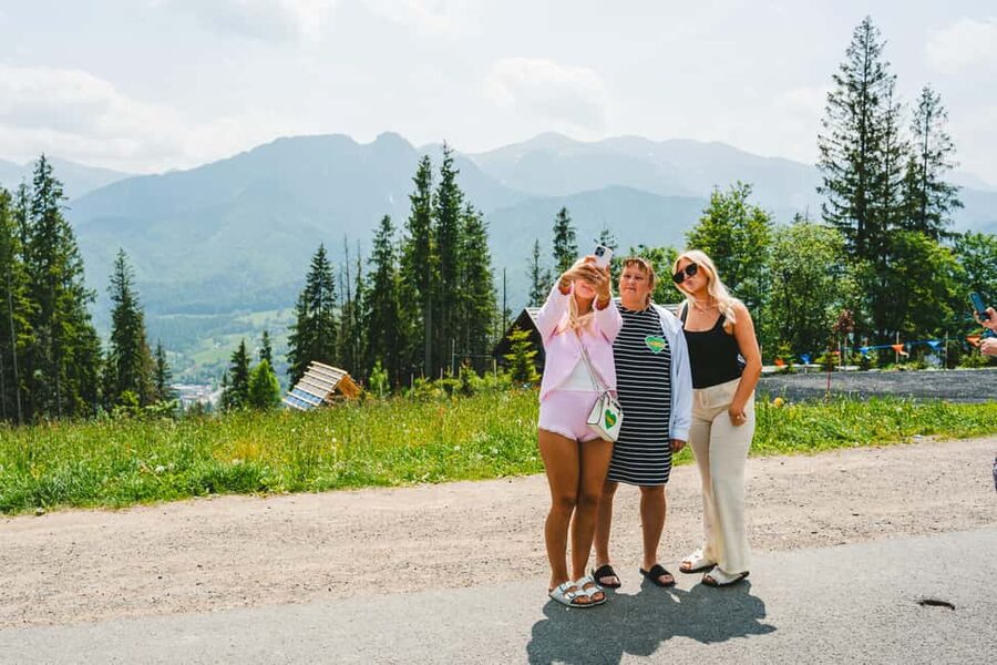 Krakow: Zakopane, Gubałówka, and Thermal Baths Day Trip - Chochołów and the first taste of highlander culture