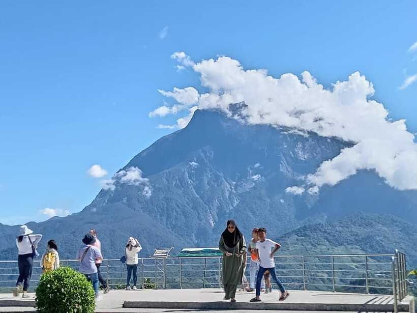 Kundasang : Poring Hot Spring + Desa & Meal Shared Tour - What the guide adds to the day