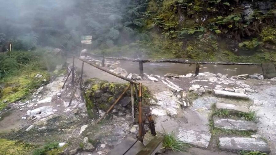 Lagoa do Fogo: Biologist-guided Volcano e-Tour +Hot Springs - Caldeira Velha: hot pools in a volcanic setting