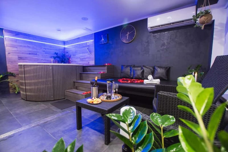 Prague: Modern Private Spa with Jacuzzi and/or Sauna - Choosing between Black, Gold, and Green