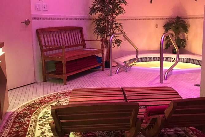 Private Spa Experience with Jacuzzi, Sauna and Hot Stone Massage - One hour in the private Jacuzzi and steam sauna