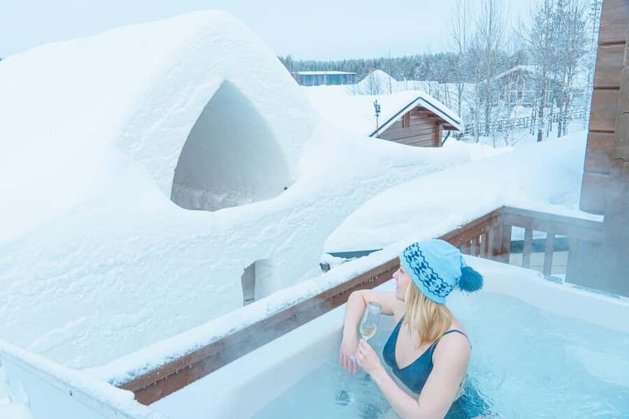Rovaniemi: Arctic SnowHotel Tour and Snow Sauna Experience - A five to six hour outing from Rovaniemi