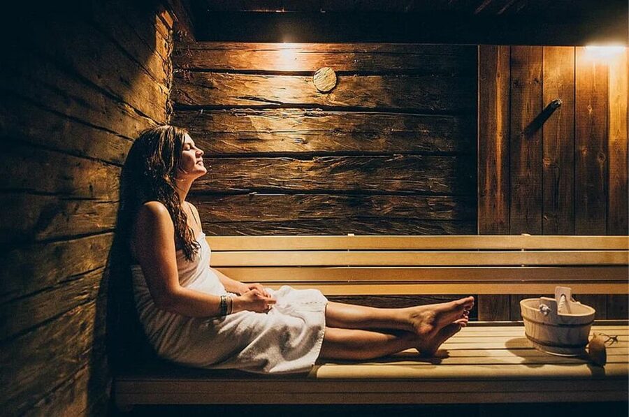 Rovaniemi: Northern Lights Trip with Arctic Sauna & Jacuzzi - Hot Drinks, Gingerbread, and a Welcome Pause