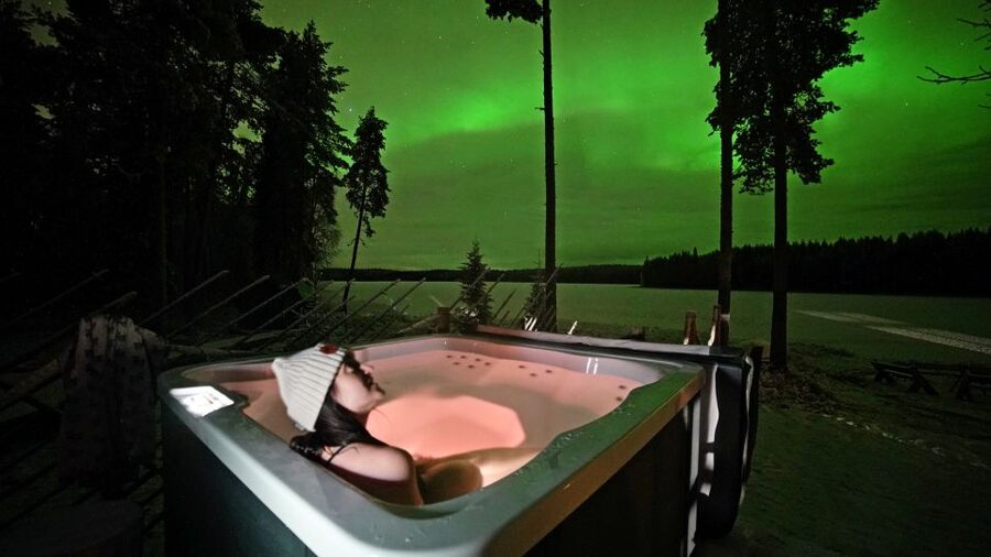 Rovaniemi: Private Sauna, Jacuzzi and Dinner - Who will enjoy this evening most?