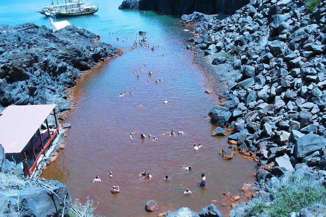 Santorini Volcanic Islands Cruise: Volcano,Hot Springs,Thirassia and Oia Sunset - Boat comfort, shade, and group size