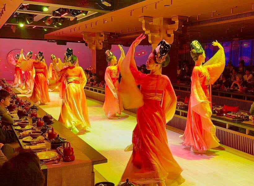 Shanghai Guided Royal Banquet Photo (Incl) with Massage Opt - Choosing an ancient Chinese costume and makeup