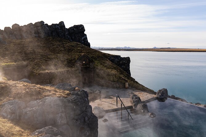Sky Lagoon Spa Experience with Private Transfer from Reykjavík - Choosing between Saman Pass and Sér Pass