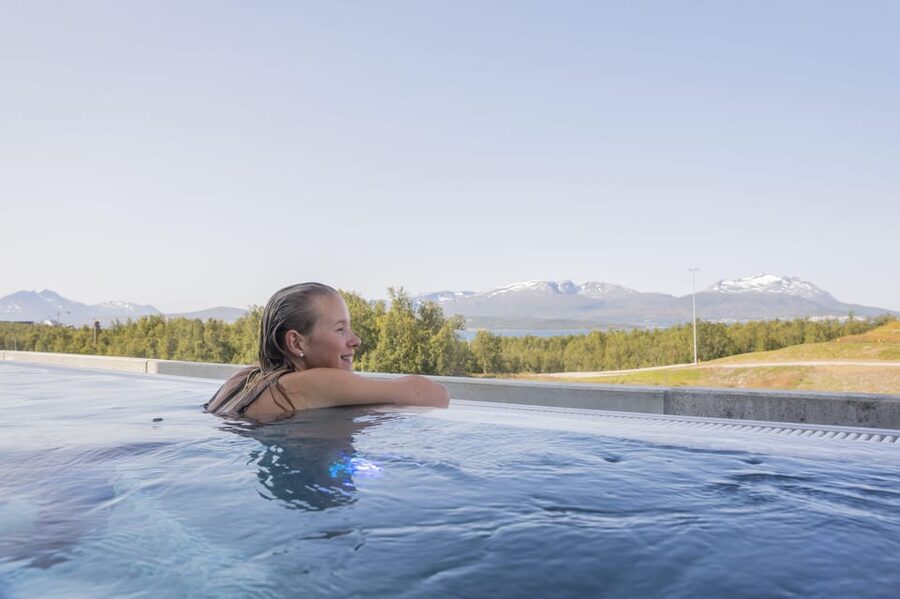 Tromsø: Spa/Pool with Bath, Sauna and Outdoor Heated Pool - Tromsøbadet gives Arctic bathing a practical Norwegian setting