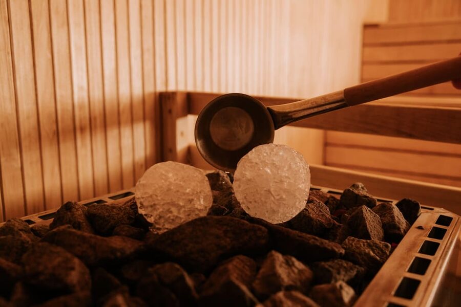 Tromsø: Spa/Pool with Bath, Sauna and Outdoor Heated Pool - What to bring, and what stays outside
