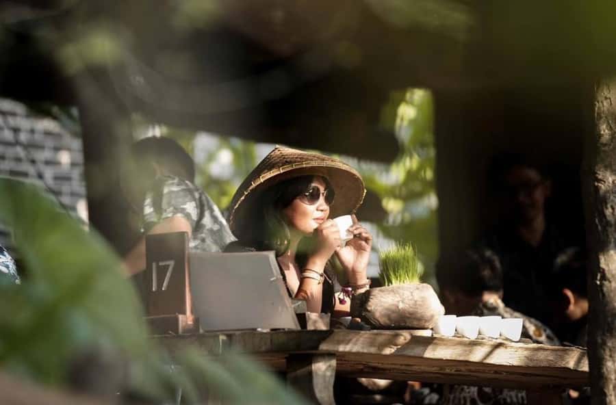 Ubud: Floating Breakfast, Jungle Swing & Spa Romantic Tour - The floating breakfast at a natural spring pool